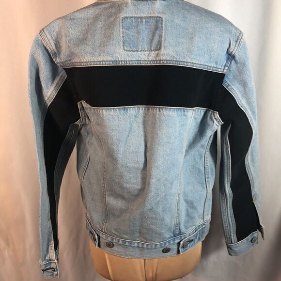 NWOT Levi’s women’s XS light wash denim jacket with black stripe insert - Picture 3 of 10